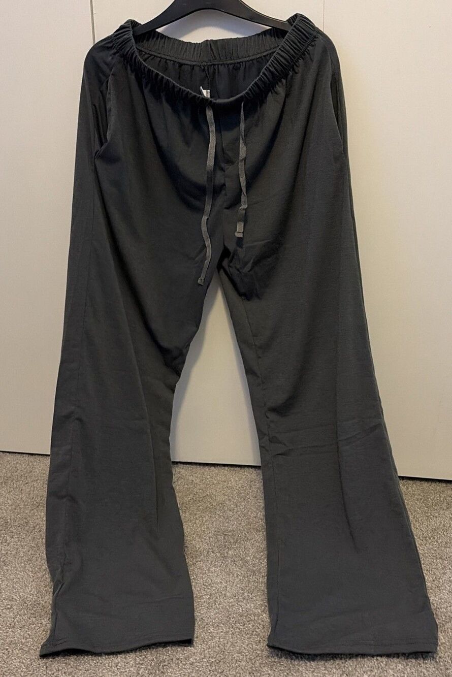 Karazzo Scrubs Men Size S long Graphite with pockets. Very comfortable.